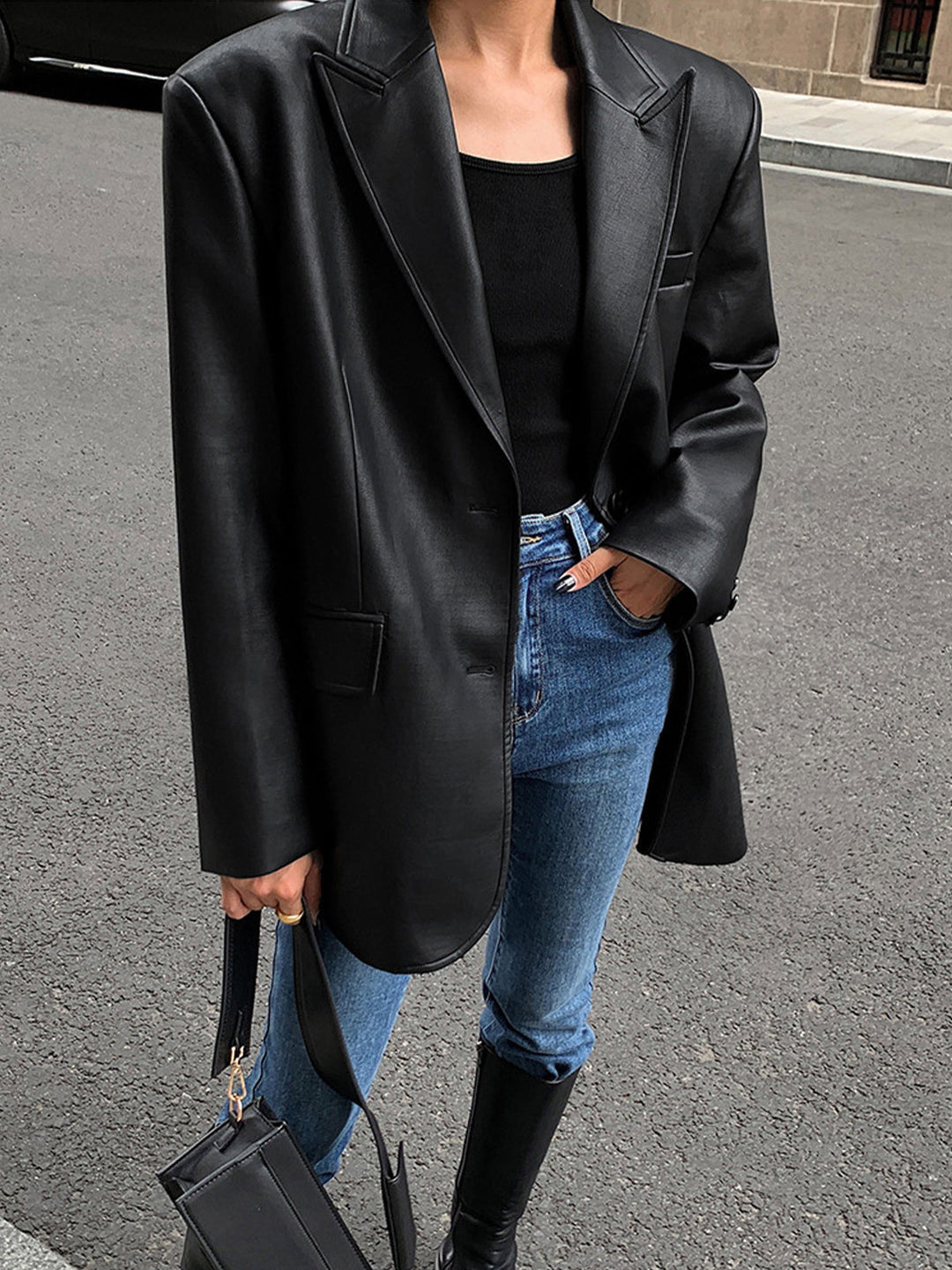 Confident style: Women's oversized blazer with lapel. A chic, versatile statement jacket for a powerful modern look.