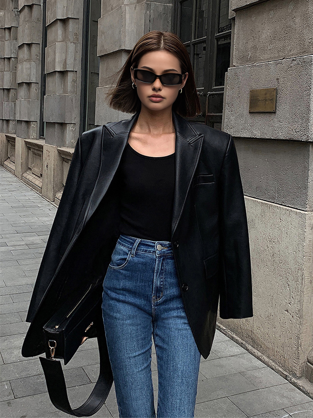 Loose-fit women's oversized blazer featuring a prominent lapel collar. Ideal for a stylish, modern autumn ensemble.