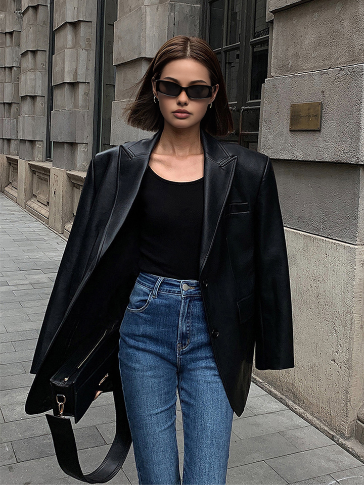 Loose-fit women's oversized blazer featuring a prominent lapel collar. Ideal for a stylish, modern autumn ensemble.