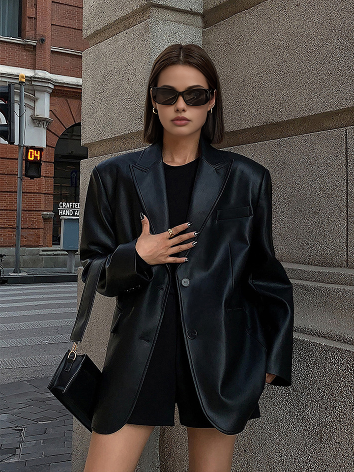 Fashion-forward women's oversized blazer with a sleek lapel, perfect for elevating autumn and winter outfits.