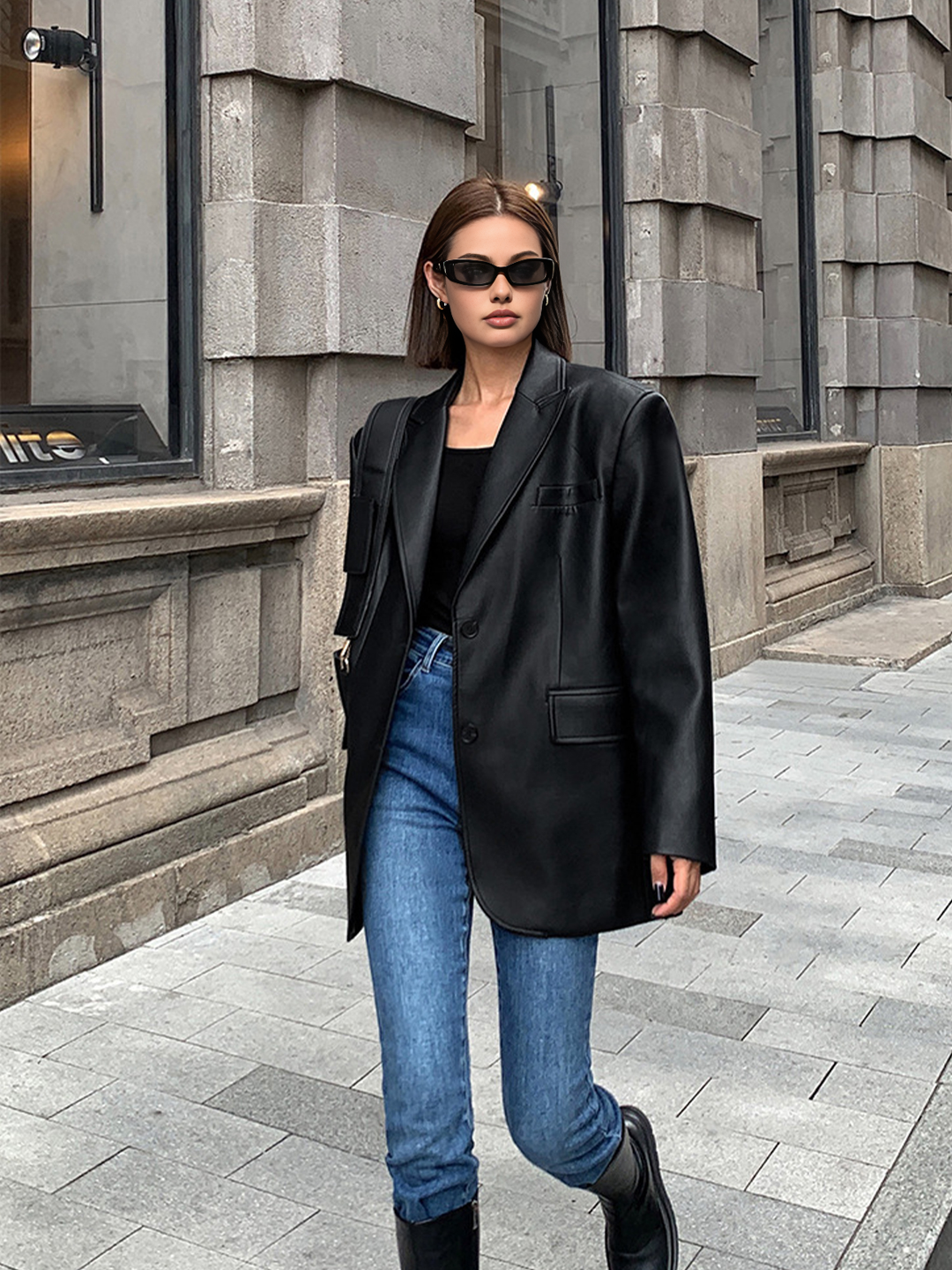 Stylish women's oversized blazer with a lapel. Essential chic outerwear for a confident and versatile autumn look.
