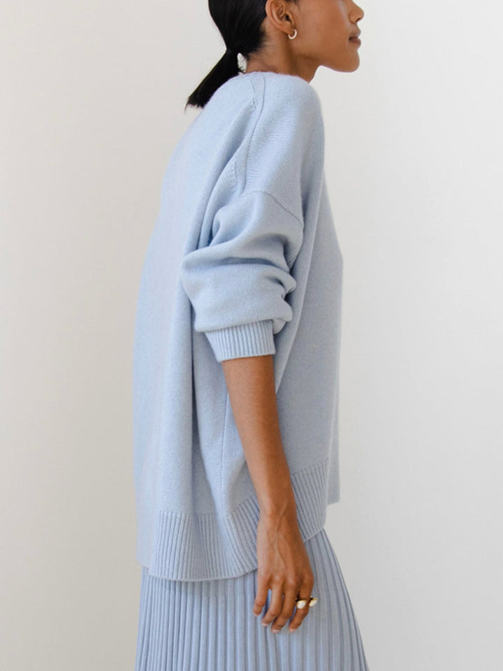Stylish women's oversized crewneck sweater. Cozy knitwear, long sleeve, ideal layering piece for fall.