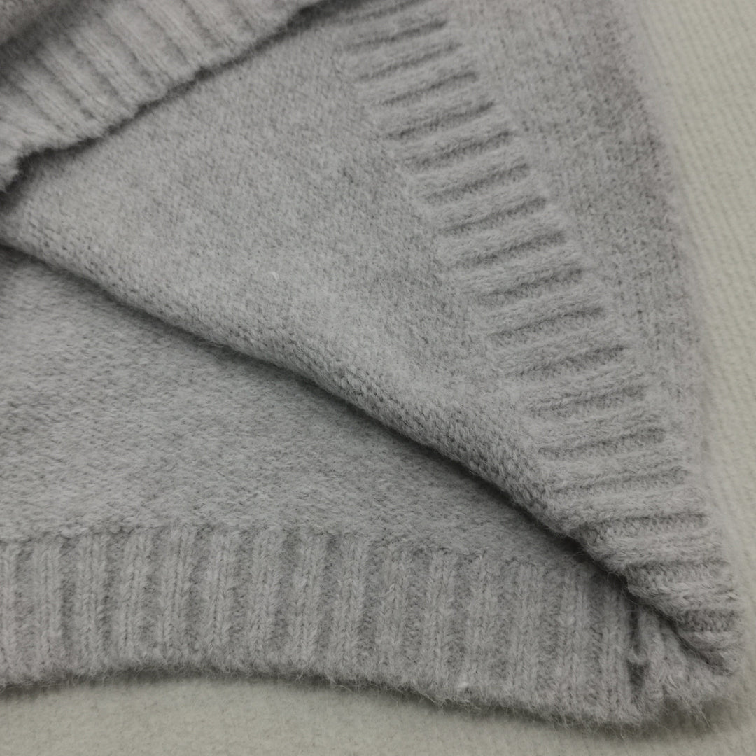 Casual women's oversized jumper with a relaxed fit, perfect for autumn and winter styling.