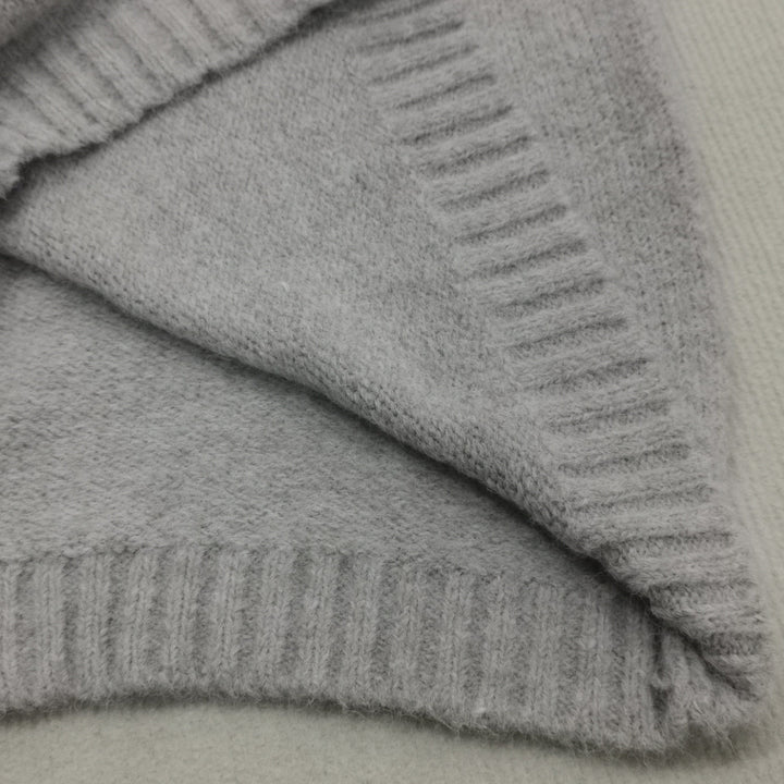 Casual women's oversized jumper with a relaxed fit, perfect for autumn and winter styling.