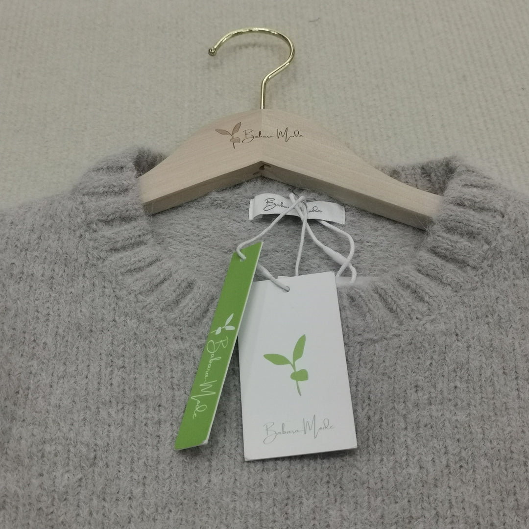 Versatile women's oversized knitted jumper, offering cozy comfort and relaxed autumn style.