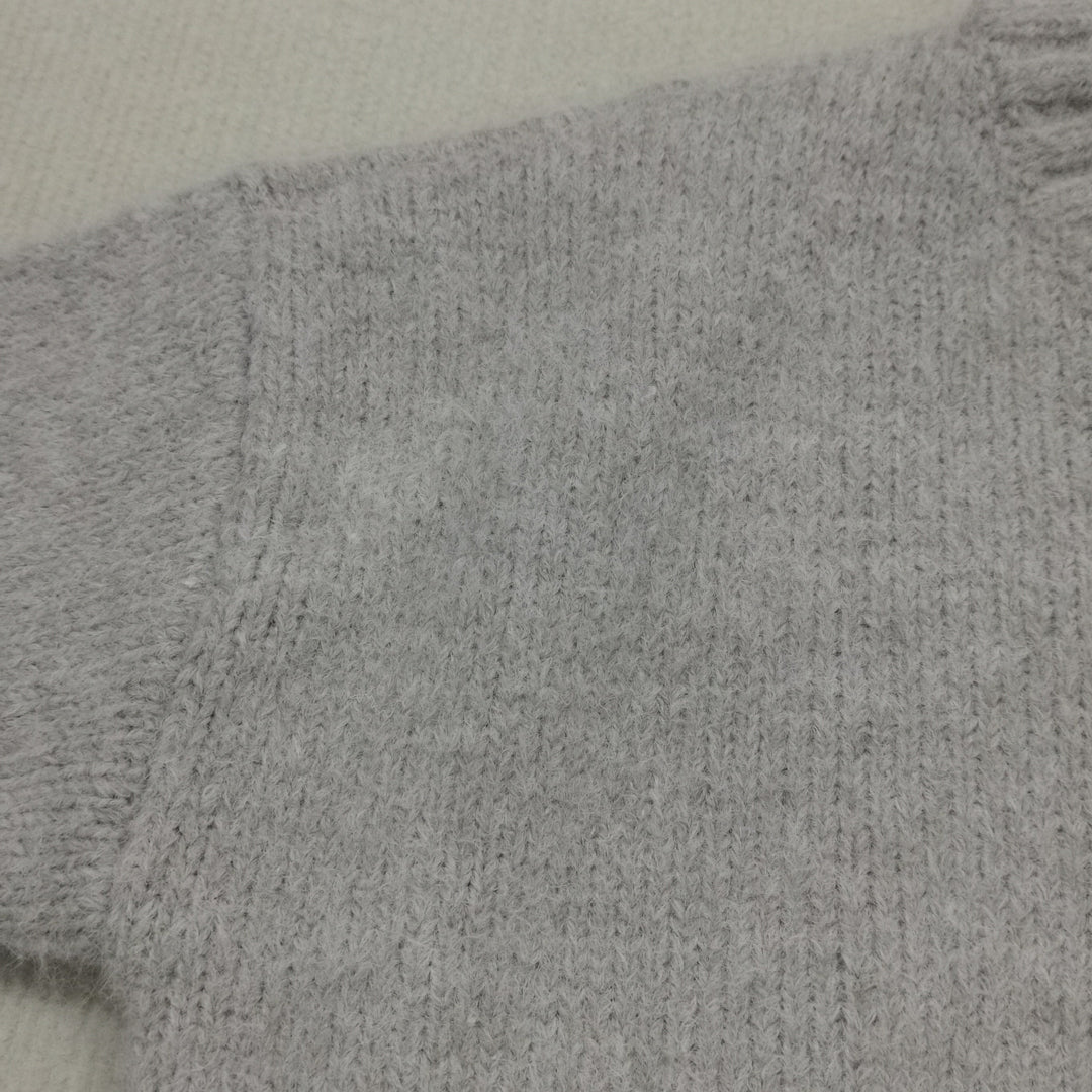 Elegant women's oversized knitted jumper, combining stylish comfort with a relaxed autumn fit.