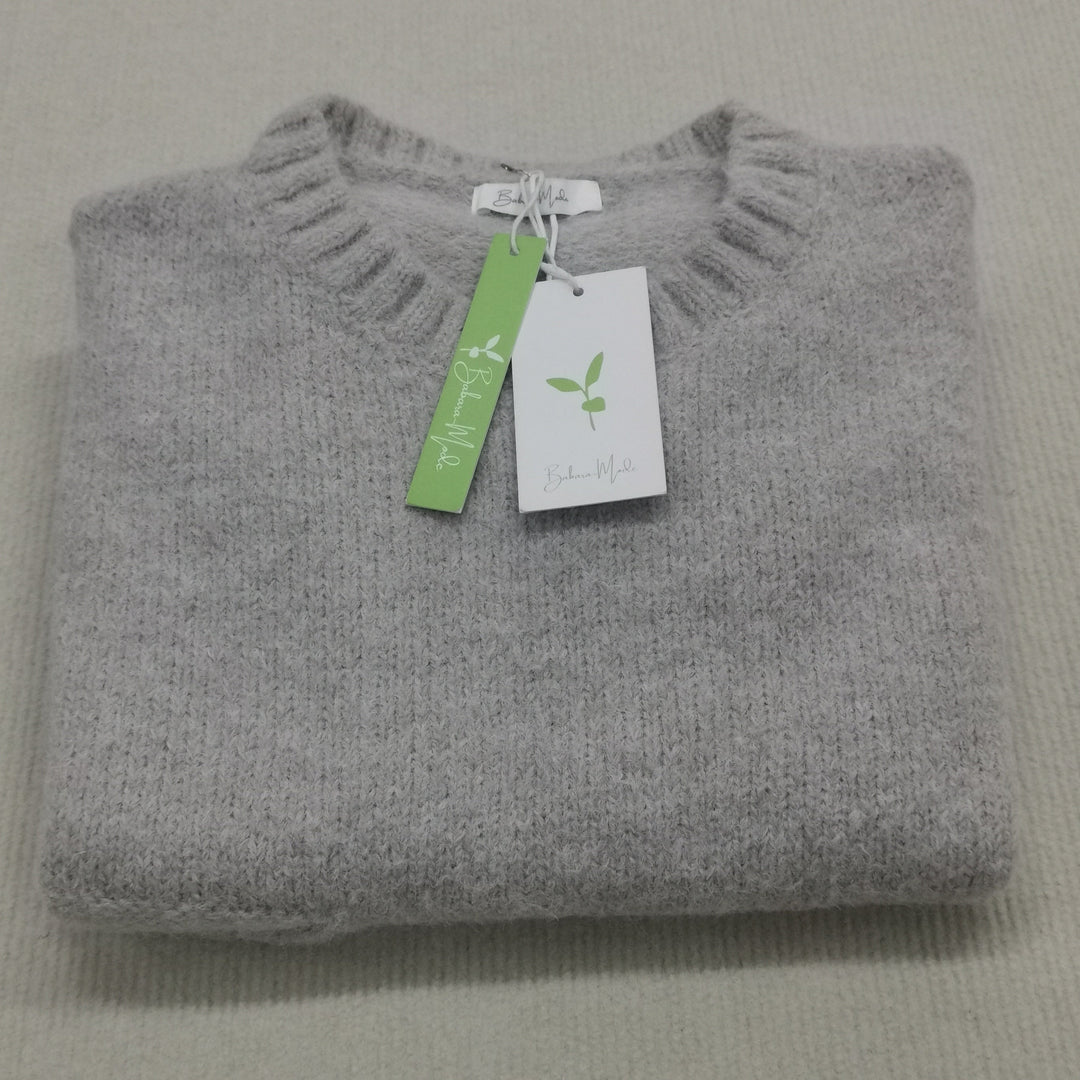 Comfortable women's oversized jumper, ideal for casual autumn outfits and winter layering.