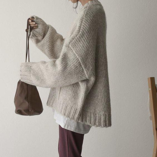 Relaxed fit women's oversized jumper, a versatile casual top for autumn and winter fashion.