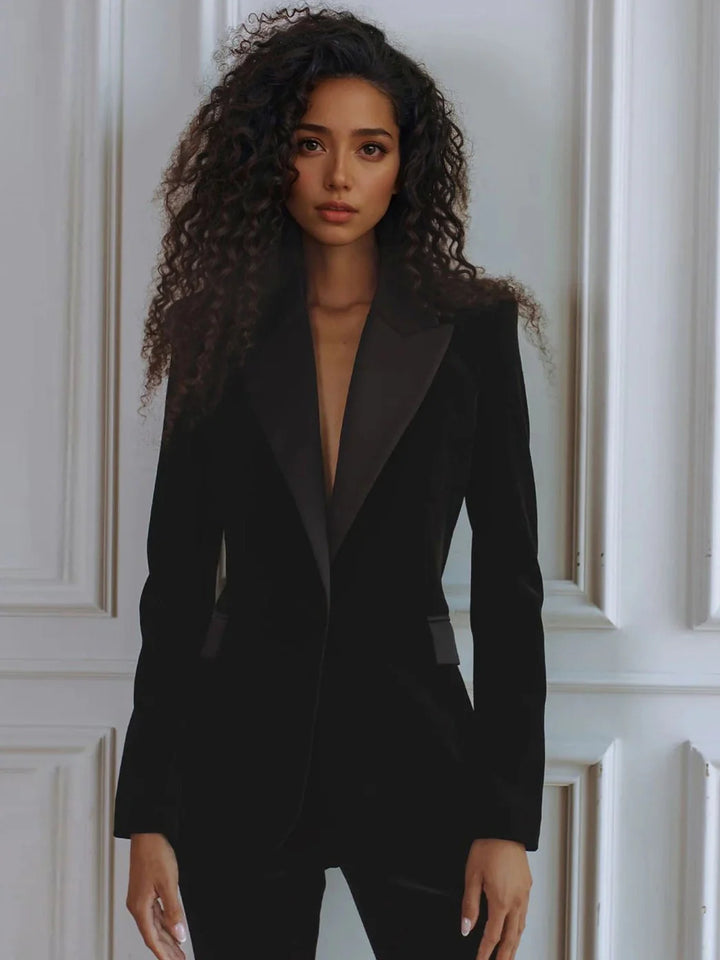 Fashionable women's office co-ord: tailored blazer & wide-leg flare trousers. Perfect for business.