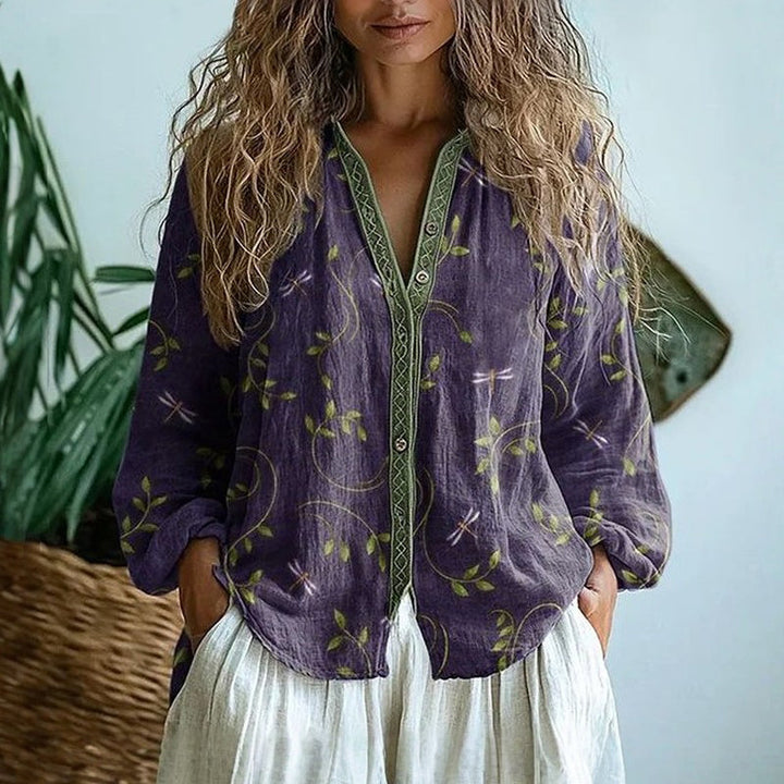Women's relaxed blouse with elegant nature print, long sleeve, comfortable fit.