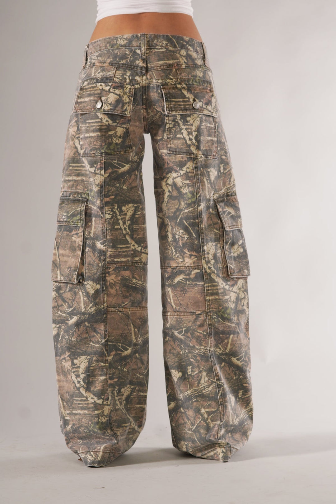 Relaxed fit wide-leg women's camo cargo pants. Comfortable utility trousers for streetwear & casual fashion.