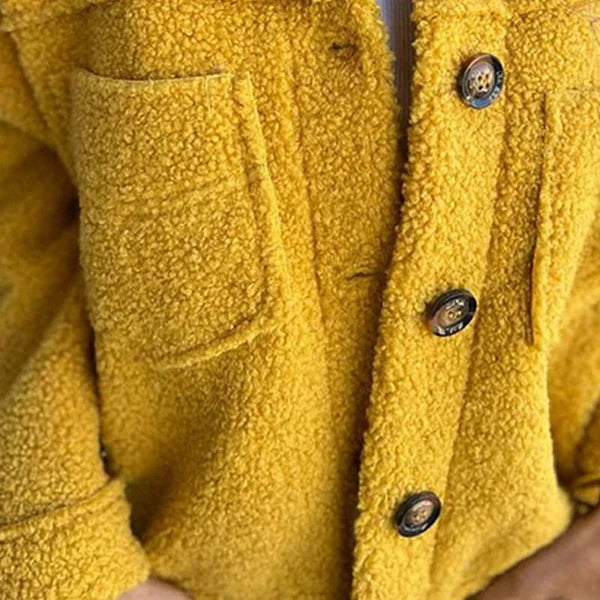 Warm women's short coat for winter, featuring a trendy teddy fabric and elegant lapel design.