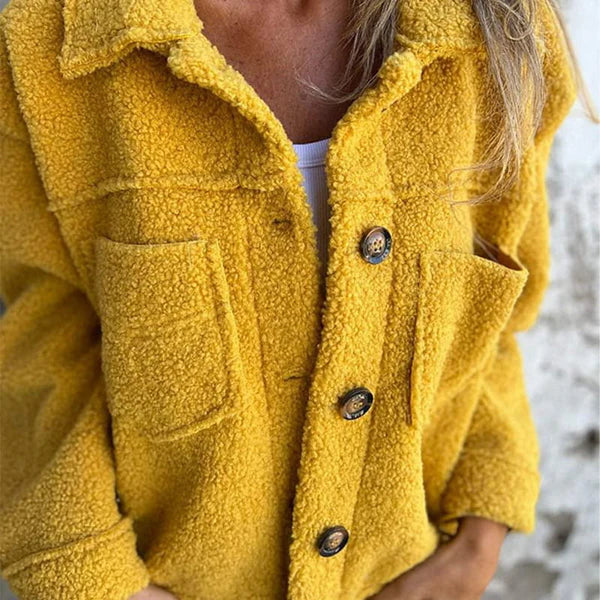 Cozy & fashionable women's short teddy coat, ideal for autumn comfort and stylish outerwear.