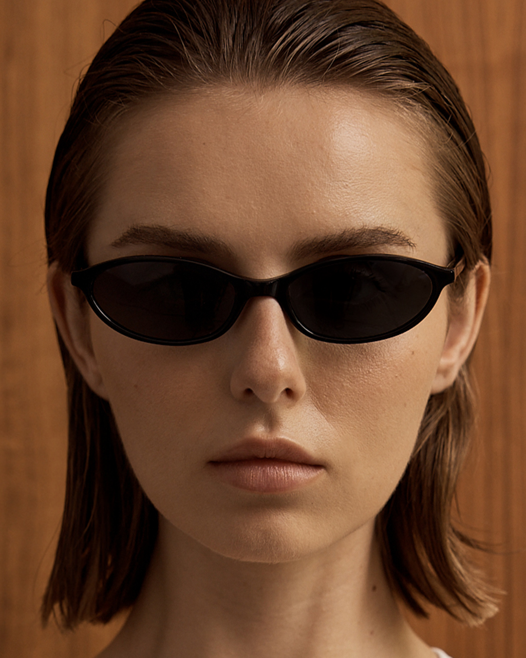 Stylish women's retro oval sunglasses for a 90s fashion look, sleek and comfortable eyewear.