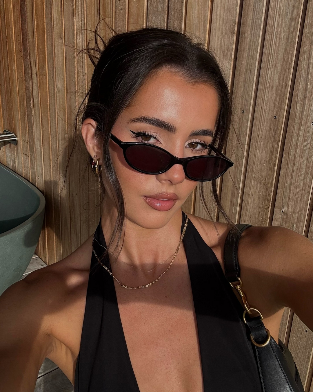 Elegant women's oval sunglasses, a lightweight and trendy eyewear choice for 90s fashion.