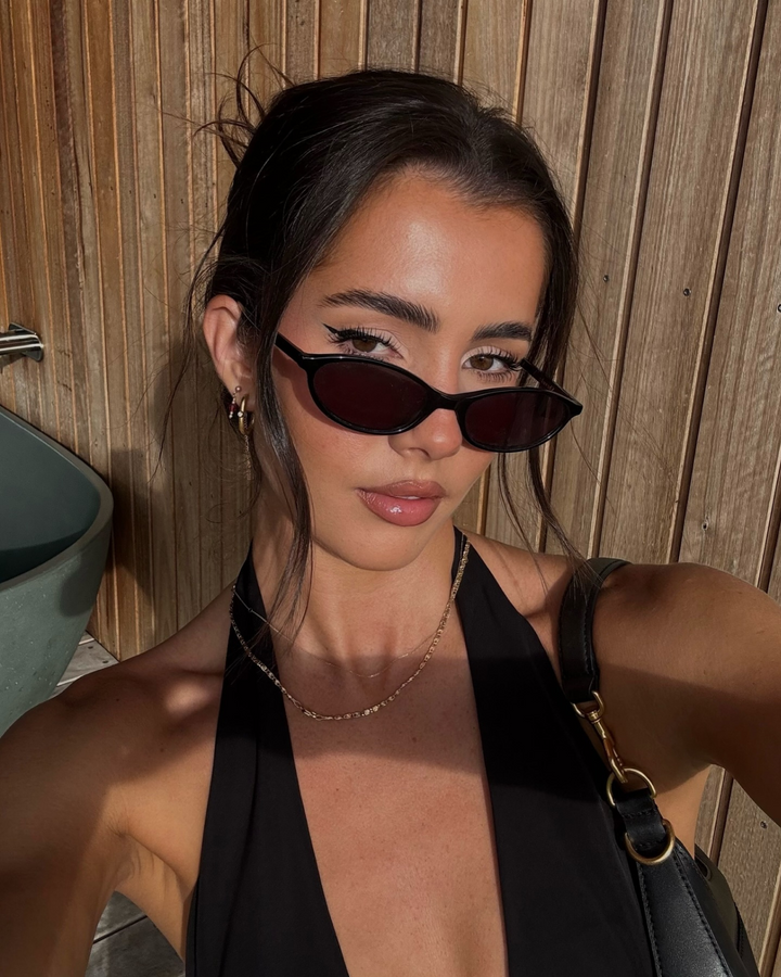 Elegant women's oval sunglasses, a lightweight and trendy eyewear choice for 90s fashion.