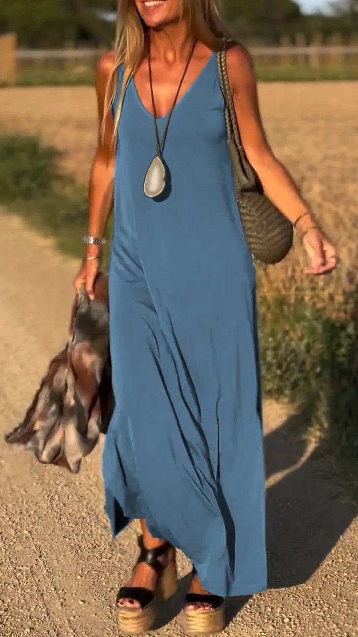 Effortless women's sleeveless maxi dress, combining comfort and elegance for summer outings.