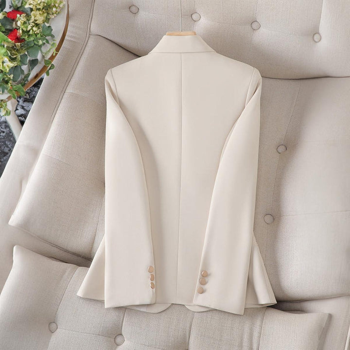 Professional women's blazer, slim fit, elegant lapel collar & single button. Essential for office and fashion.