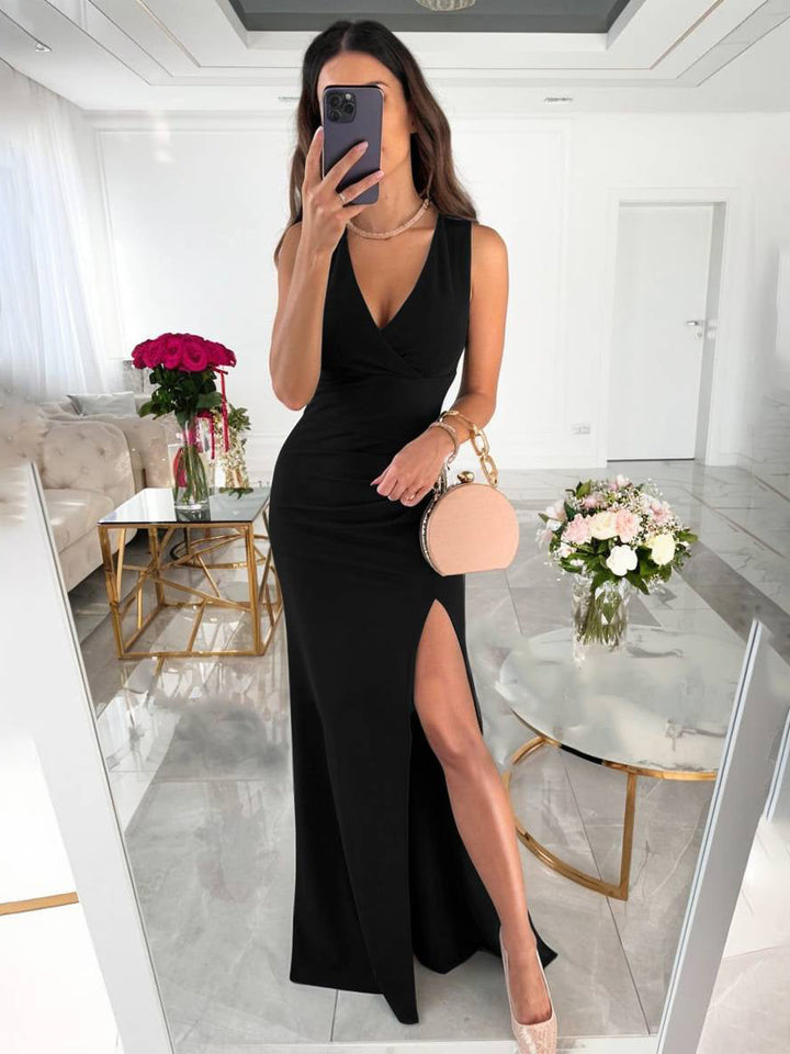 Chic bridesmaid evening dress for women, featuring a slim fit silhouette and an elegant, flowing slit.