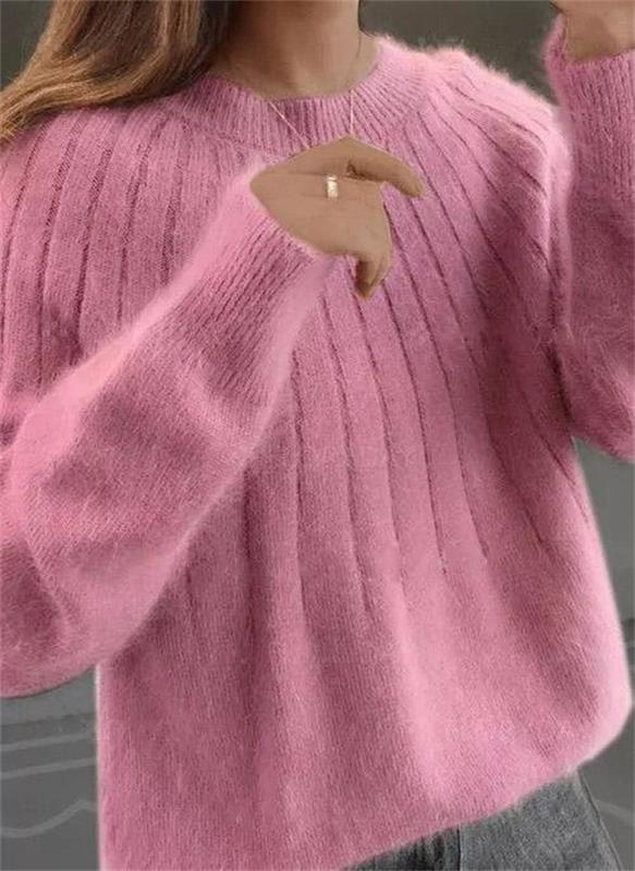 Elegant women's long sleeve cashmere knit sweater in a cozy fall/winter outfit. Sofie jumper for comfort.