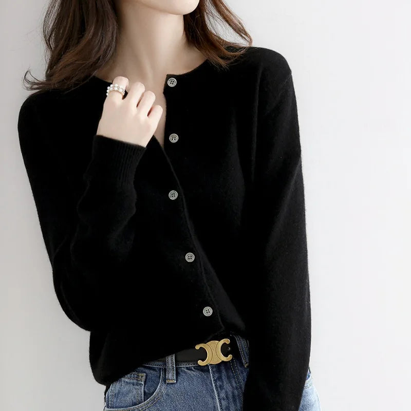 Classic women's soft knitwear cardigan with buttons, ideal for elegant and comfortable layering.