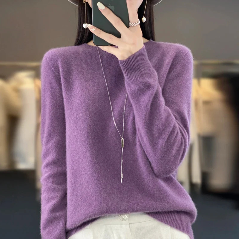 Warm women's long-sleeve pullover crewneck sweater, perfect for winter and autumn comfort.