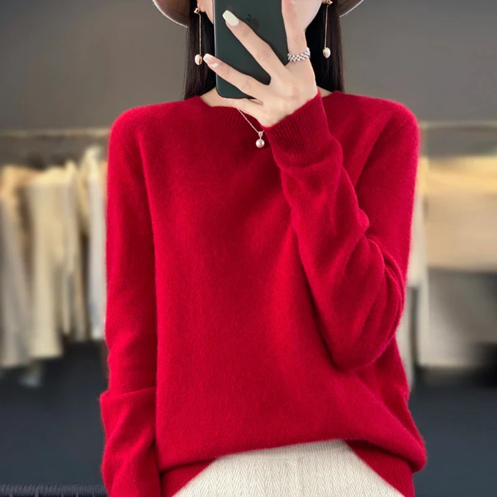 Women's cozy long-sleeve crewneck sweater, a warm pullover for ultimate everyday comfort.