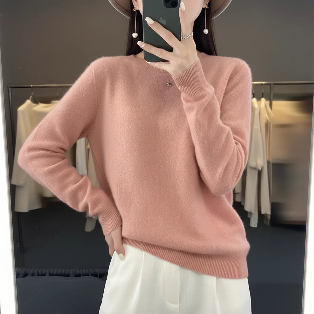 Warm women's crewneck sweater, a comfy long-sleeve pullover for everyday autumn comfort.