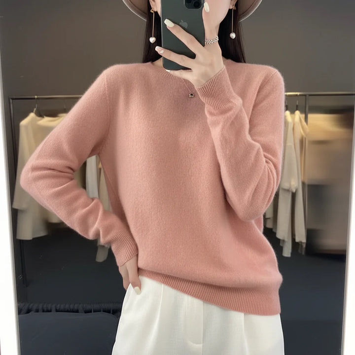 Warm women's crewneck sweater, a comfy long-sleeve pullover for everyday autumn comfort.