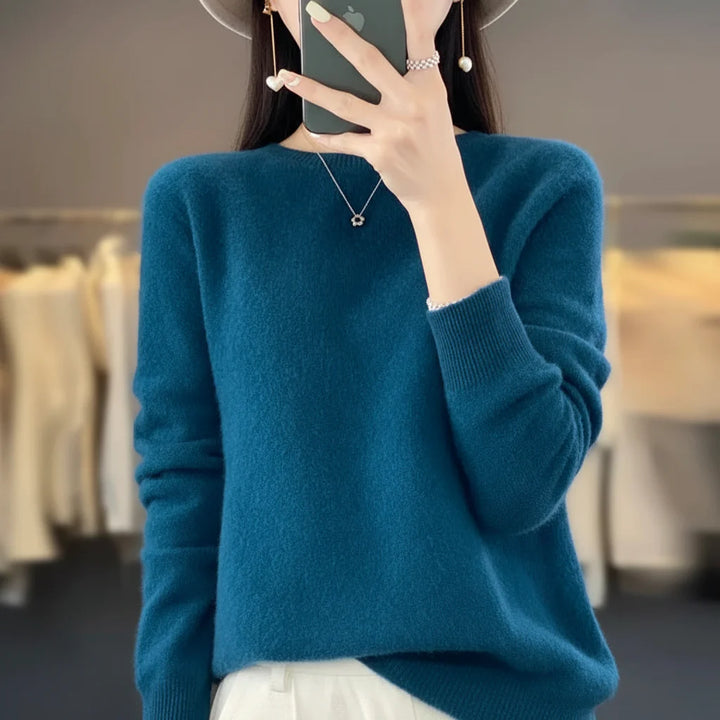 Everyday women's warm crewneck sweater, a comfortable long-sleeve pullover for casual style.