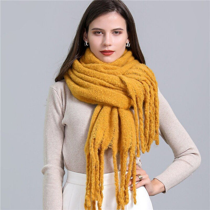 High-quality women's checked cashmere scarf, ultimate warmth and softness.