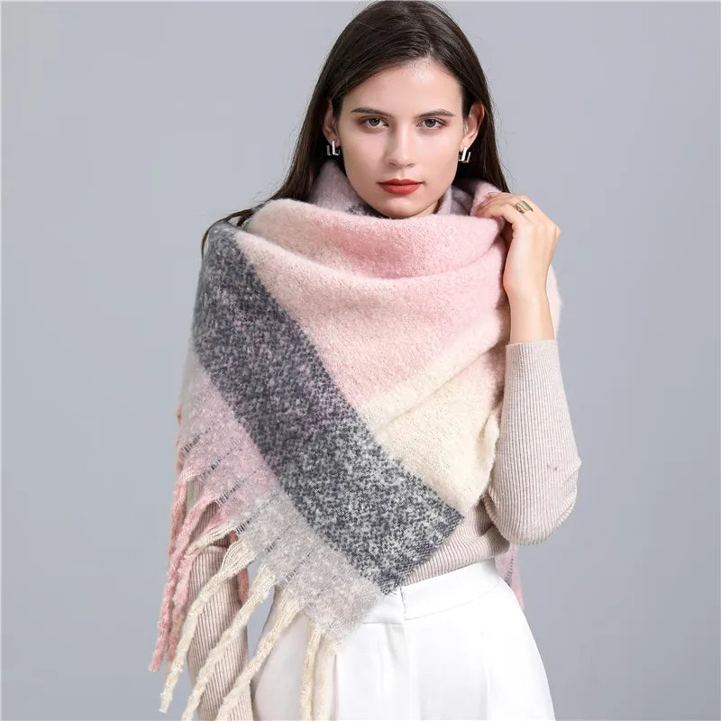 Luxurious women's cashmere scarf with checked pattern, a soft winter essential.