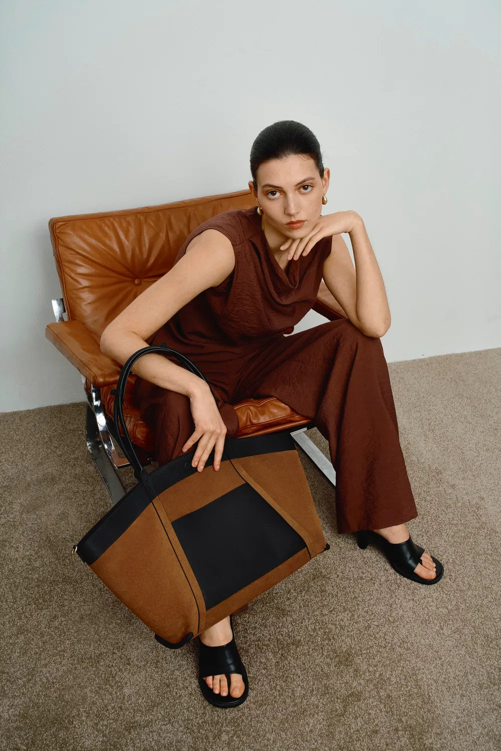 Spacious women's shoulder tote bag, ideal for travel and daily essentials.