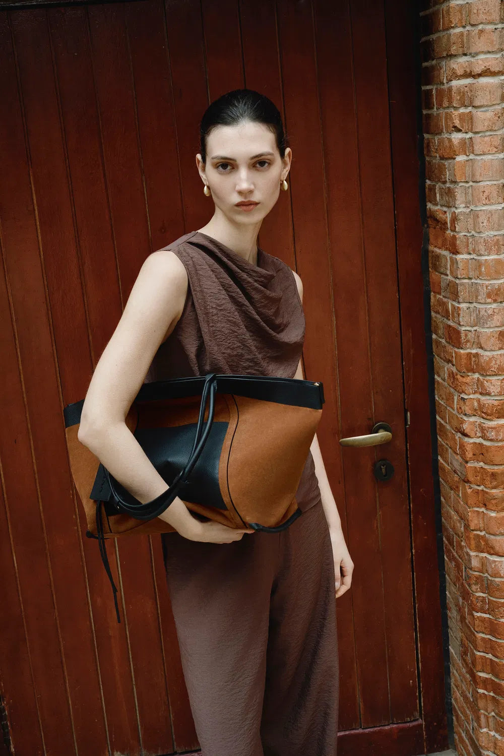 Women's travel tote bag, large and stylish for effortless journeys.