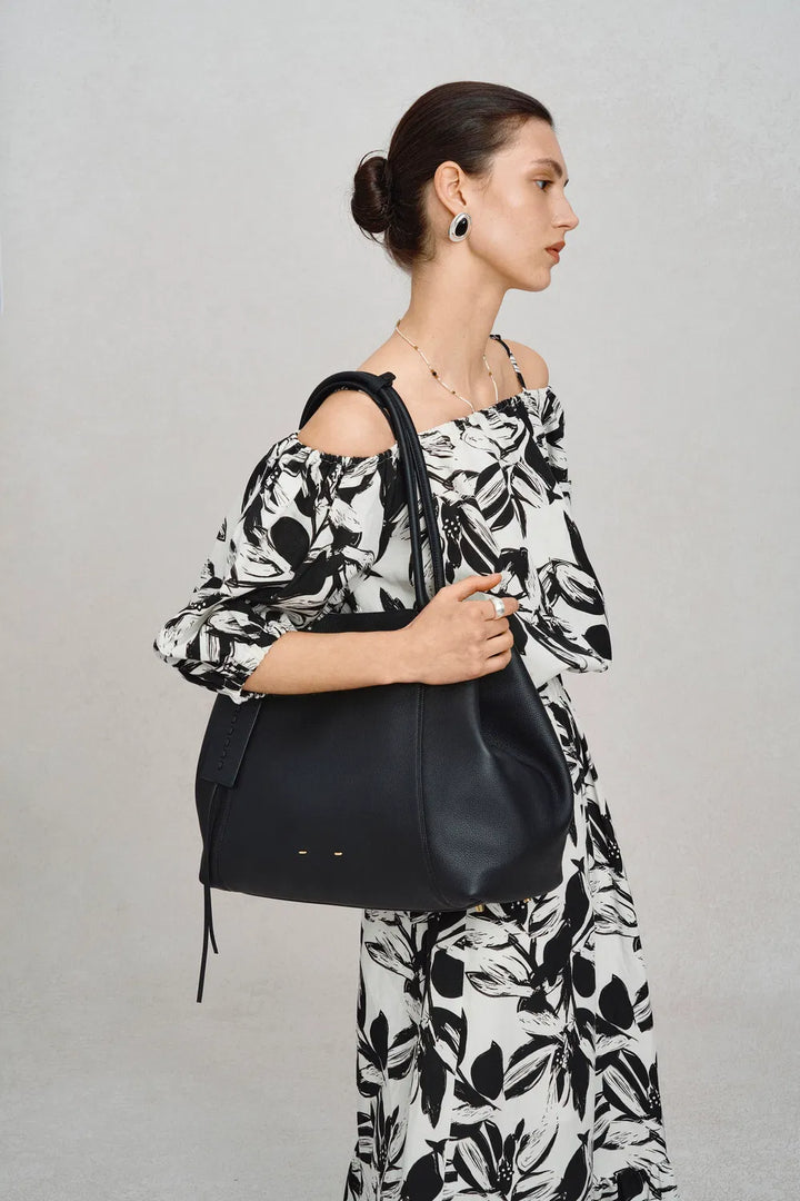 Stylish women's tote bag, spacious & versatile for everyday carry & travel.