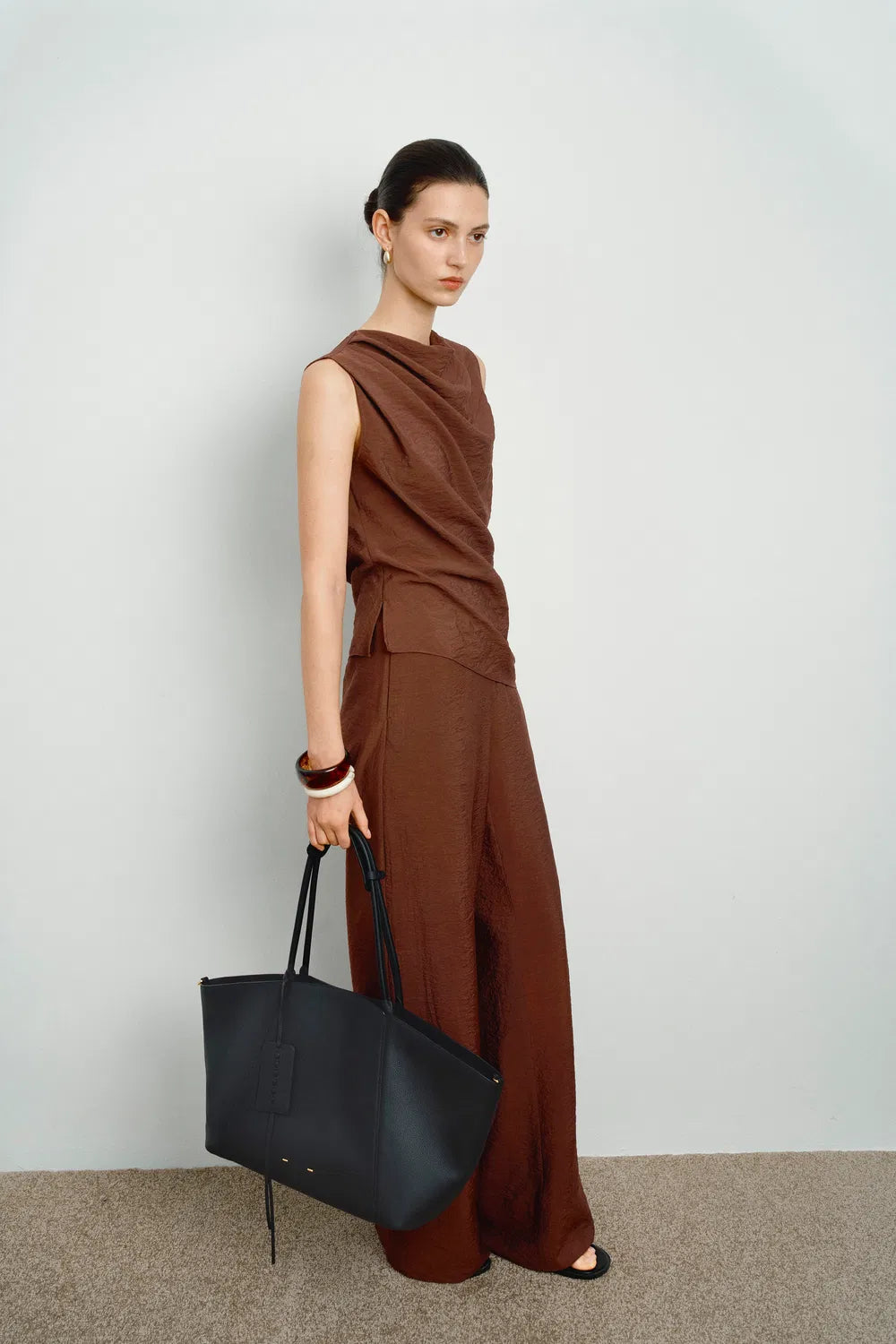 Versatile & spacious women's tote bag, perfect for travel & daily use.