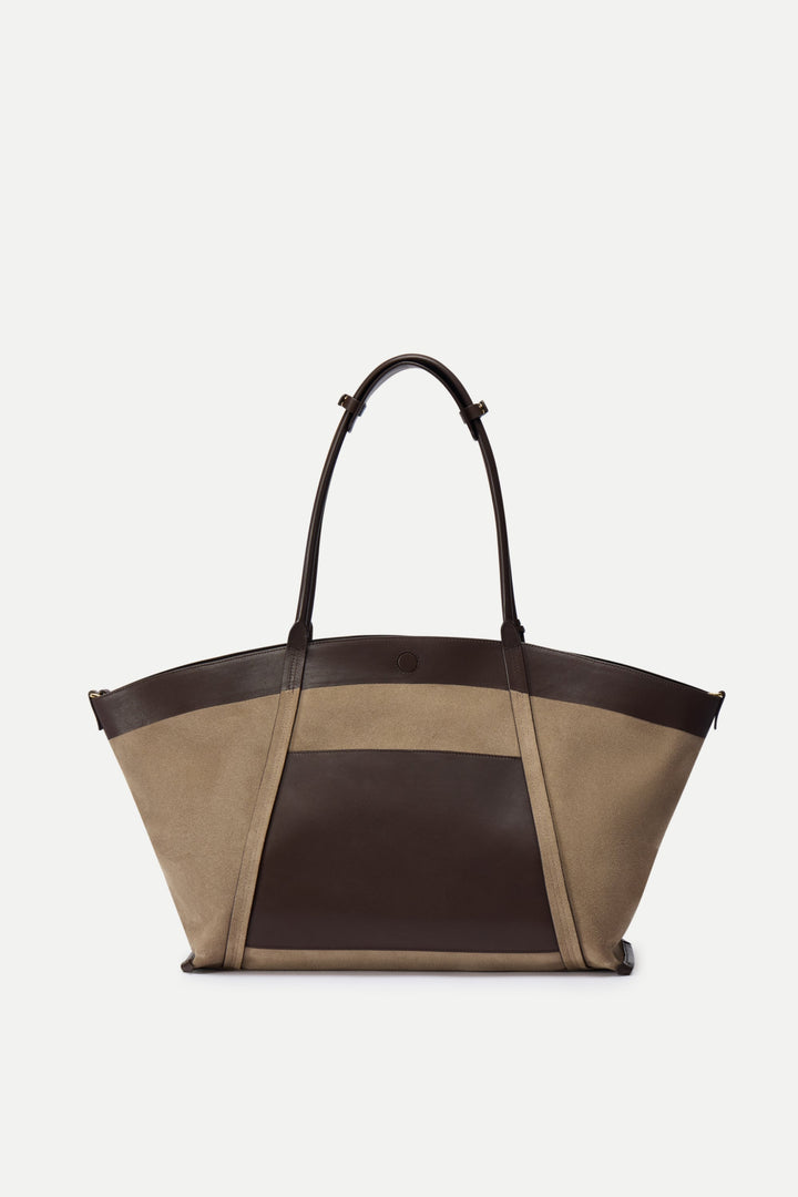 Stylish women's large travel tote bag, versatile for everyday carry.