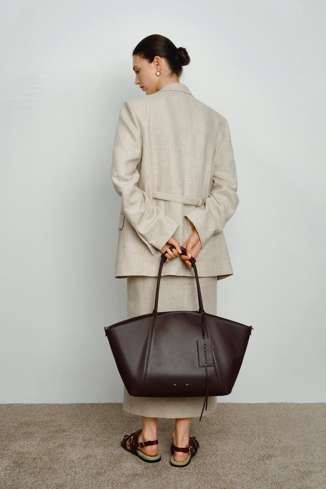 Women's spacious tote bag for effortless travel & daily use.