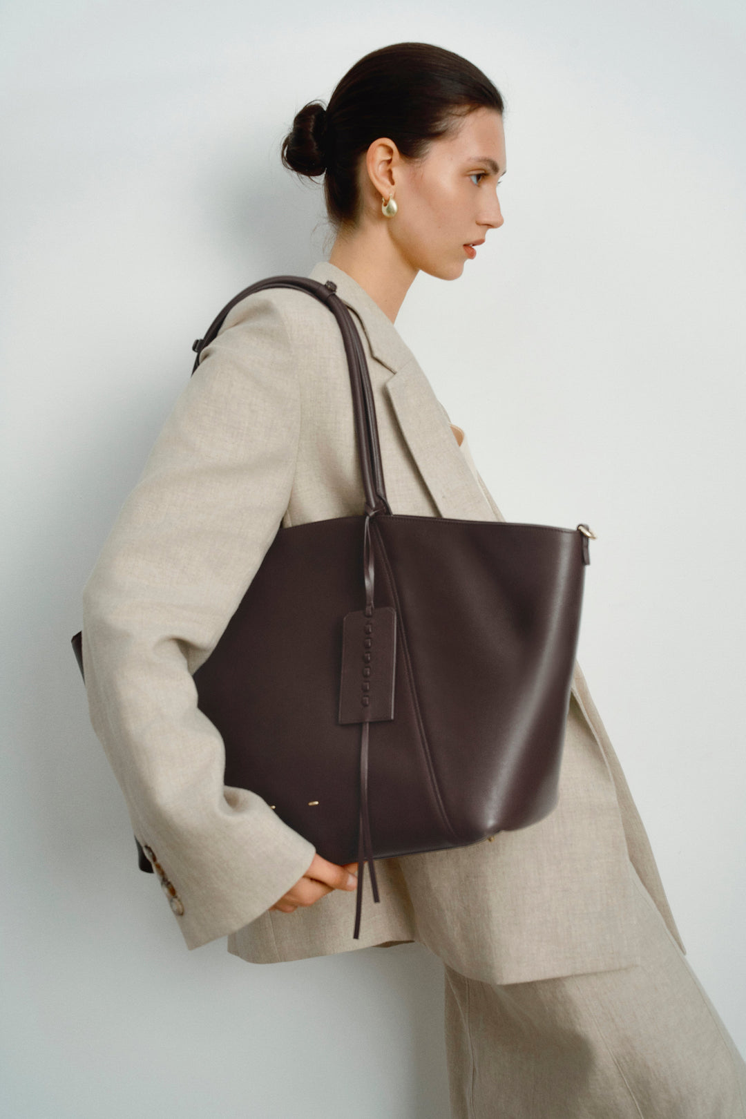 Stylish & spacious women's travel tote, large shoulder bag for essentials.