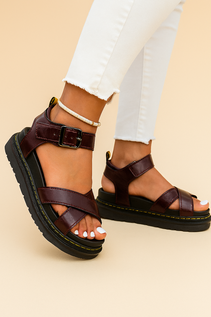 Comfortable women's sporty platform sandals with secure strappy design. Ideal casual footwear for everyday summer fashion.