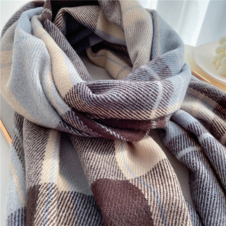 Stylish women's checkered knitted scarf made from soft cashmere. Ideal for elegant fall & winter looks.