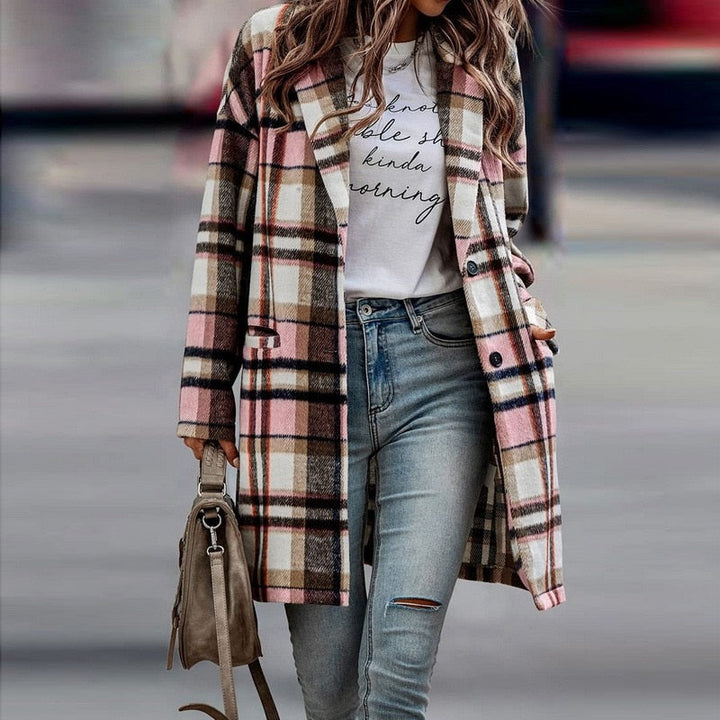 Trendy women's plaid outerwear, a comfortable and versatile jacket for modern fall and winter fashion.