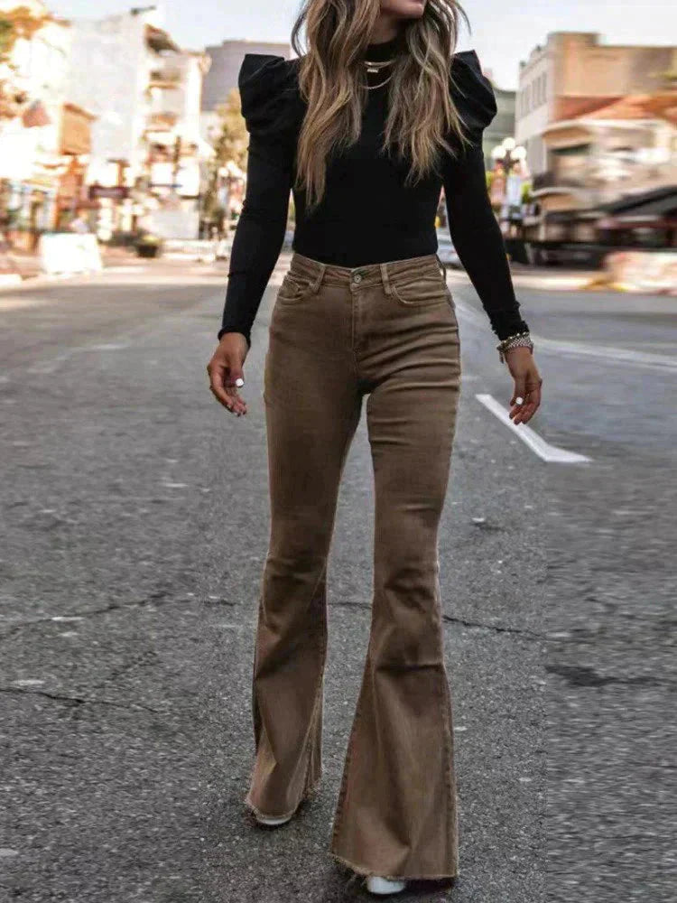 Stylish women's pocket pants, flared leg for versatile everyday fashion.