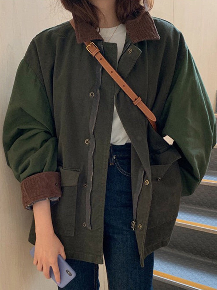 Women's trendy oversized jacket, perfect for comfortable everyday style. Ideal casual outerwear.