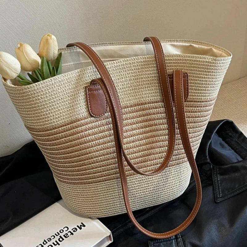 Women's two-tone beach tote bag. Stylish and large capacity, perfect for summer outings in neutral colors.