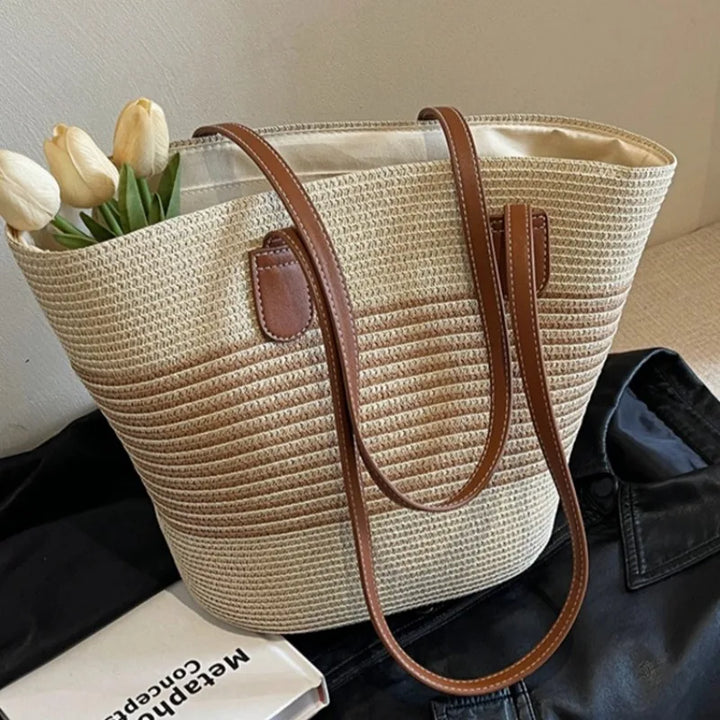 Women's two-tone beach tote bag. Stylish and large capacity, perfect for summer outings in neutral colors.