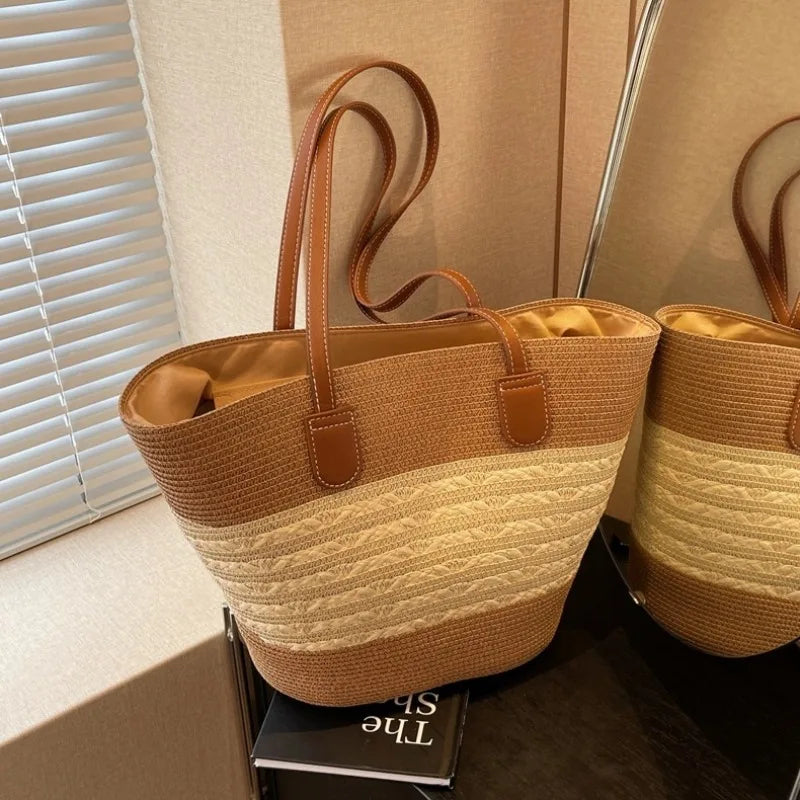 Summer style women's two-tone tote bag, ideal as a beach bag or large shoulder bag for casual elegance.