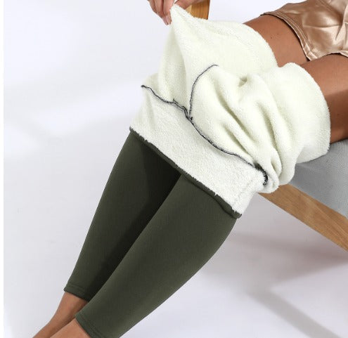 Essential women's ultra-warm leggings for winter, ensuring comfort, style, and protection from the cold.