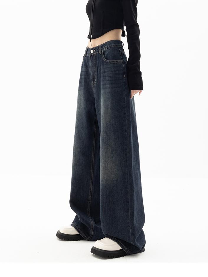 Comfortable women's relaxed fit baggy boyfriend jeans in vintage black denim, ideal for everyday casual wear.