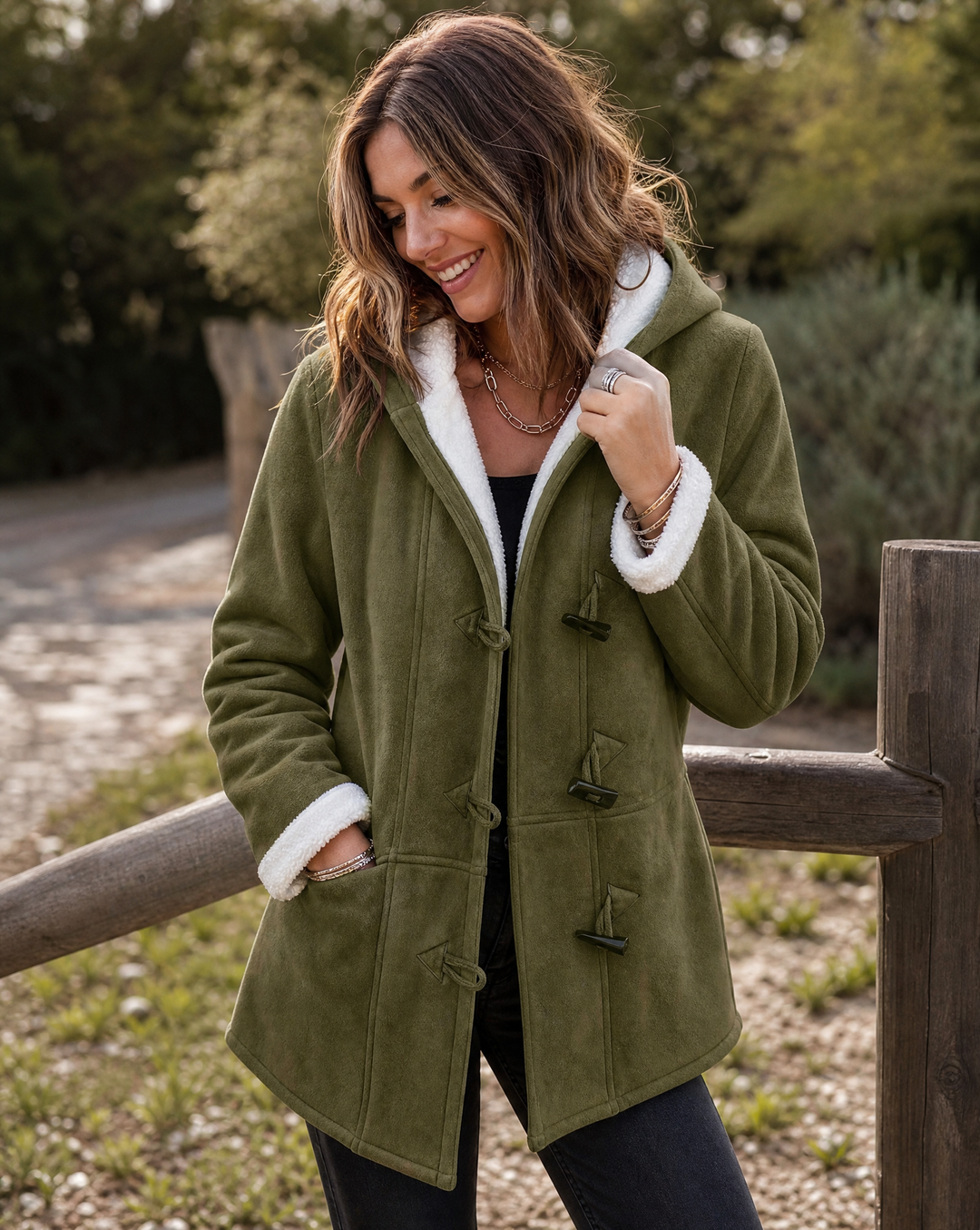 Women's warm hooded winter coat in cozy material, perfect for cold weather. Stylish and comfortable outerwear.